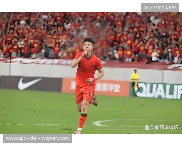 国足锋线球员体能训练效果突出，足球锋线球员