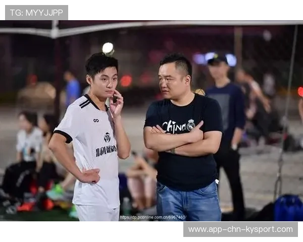 夜场足球赛事吸引年轻观众群体，夜场踢球