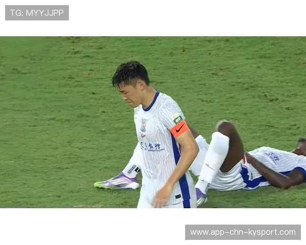 朱辰杰禁区内抢先头球解围,截断马莱莱反击传中力保球门不失 朱辰杰禁区内抢先头球解围,截断马莱莱反击传中力保球门不失