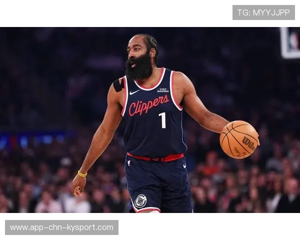 洛杉矶快船暂停后重启：詹姆斯·哈登弧顶挡拆直塞，一镜到底看清意图