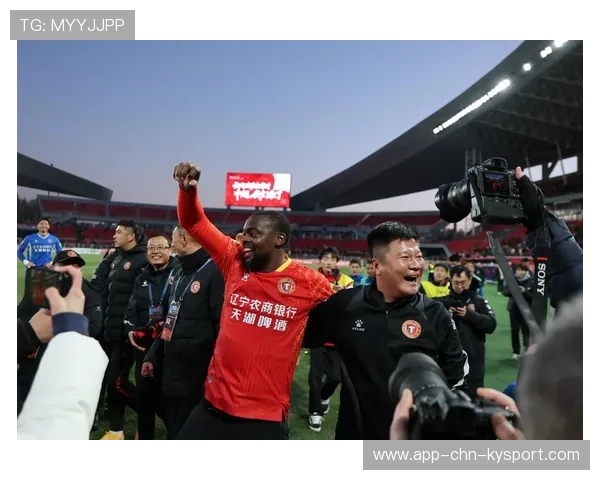 辽宁铁人费利佩背身护球后分边，边路下底传中到位